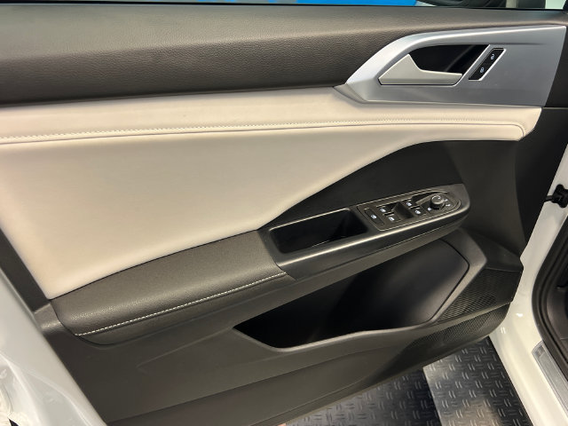 Certified 2025 Volkswagen Taos SE FWD image 7