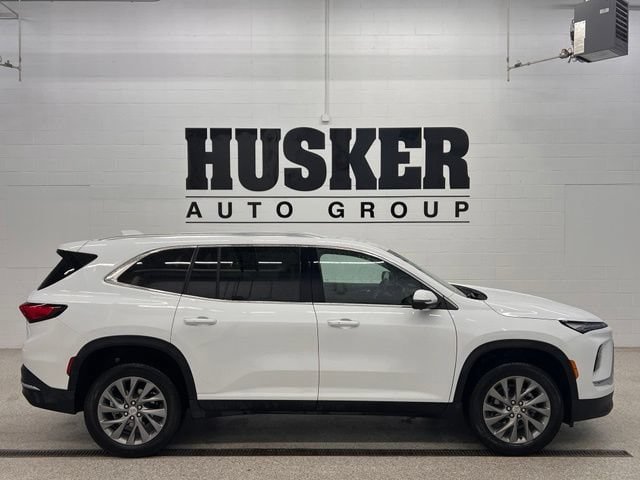 Used 2026 Buick Enclave Preferred AWD/4WD image 2