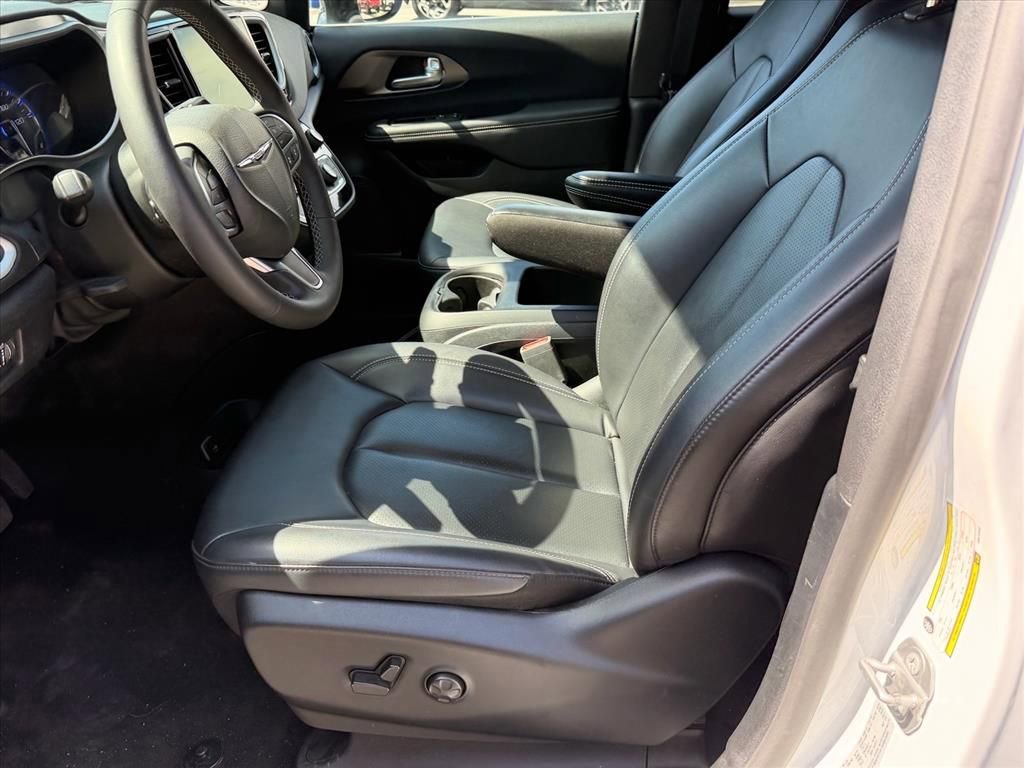 Used 2025 Chrysler Pacifica Select image 8