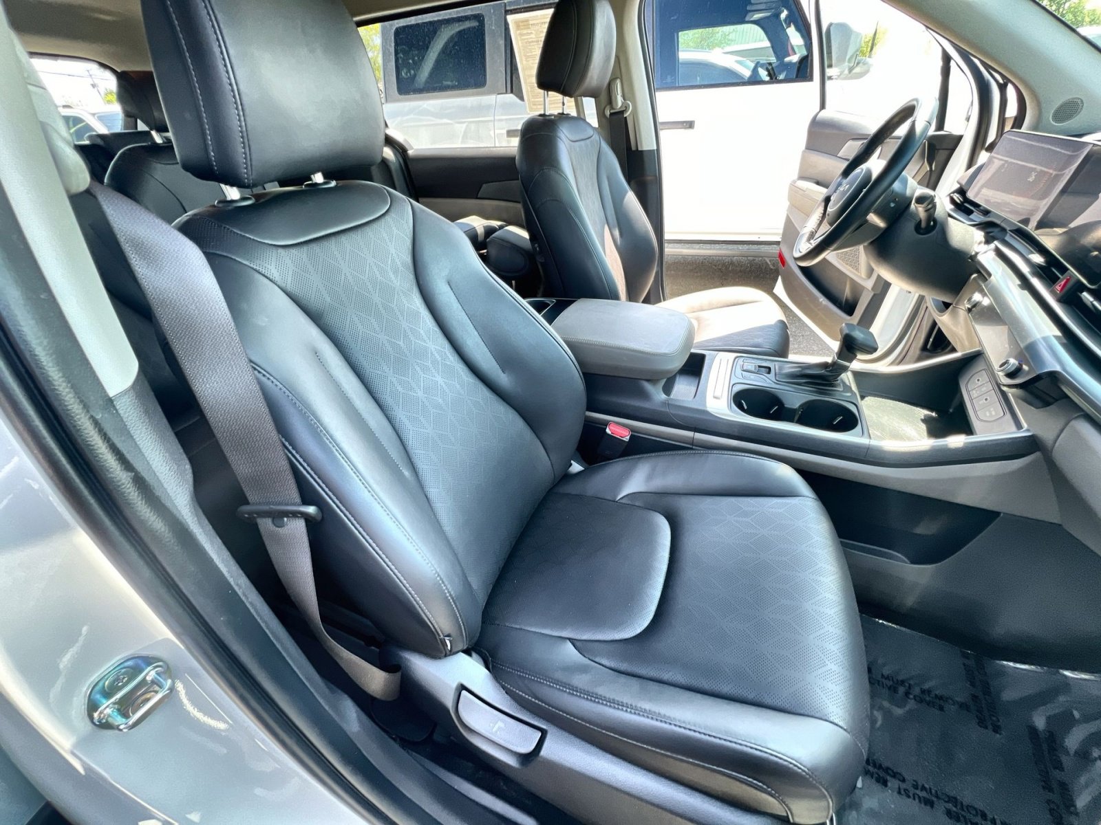 Used 2025 Kia Carnival FWD image 35