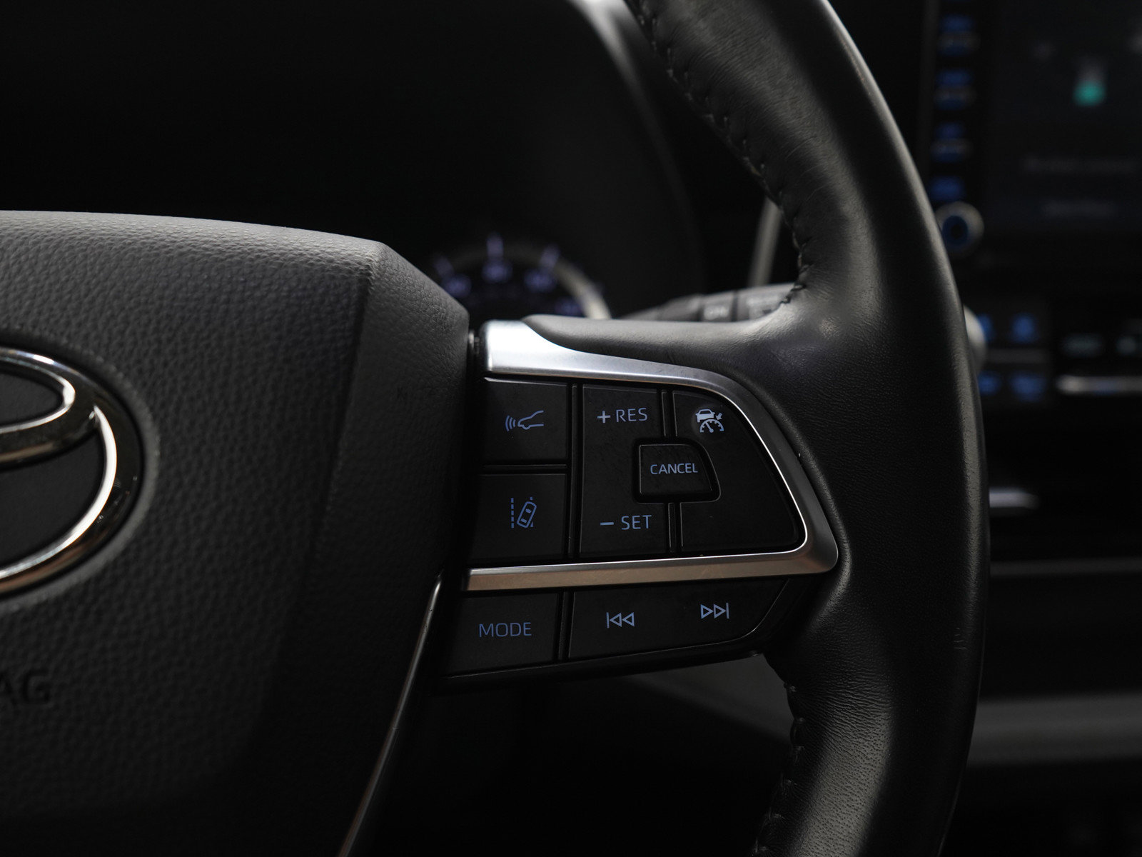 Used 2020 Toyota Highlander LE AWD/4WD image 27