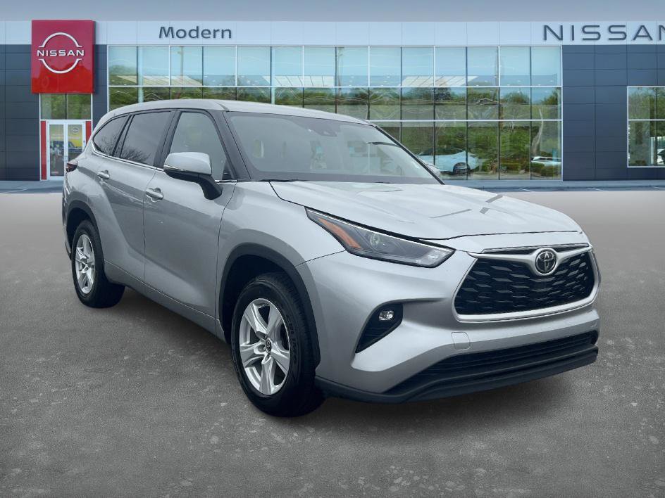 Used 2024 Toyota Highlander LE image 3