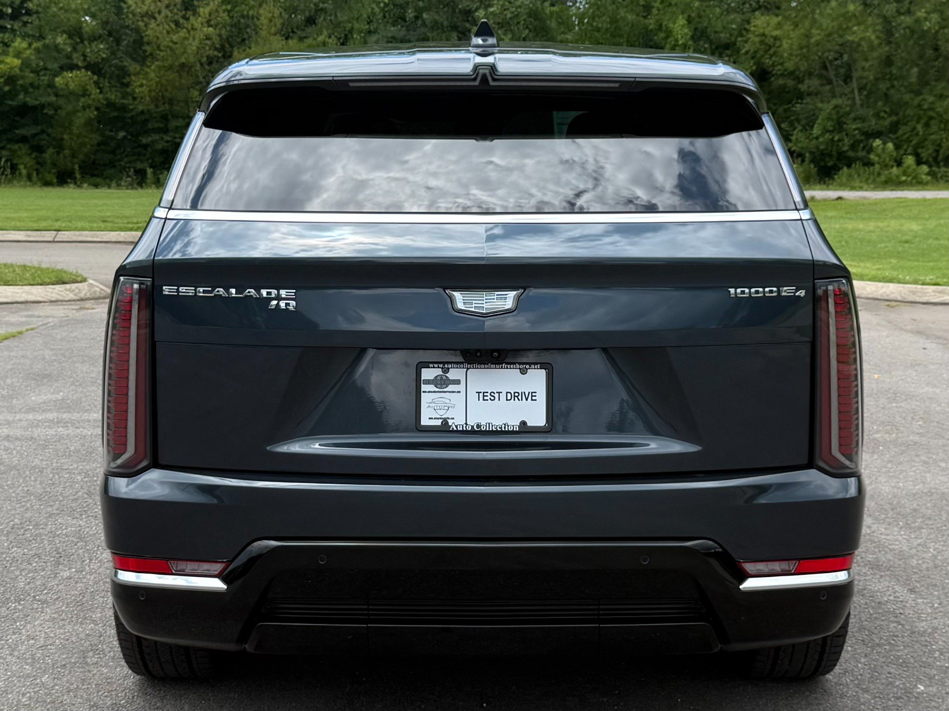 Used 2025 Cadillac Escalade IQ Luxury 2 w/ LPO, Premium Carpet Package AWD/4WD image 6