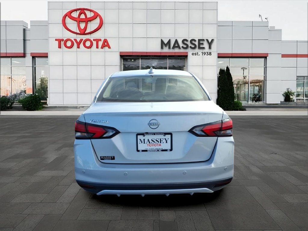 Used 2025 Nissan Versa SV FWD image 4