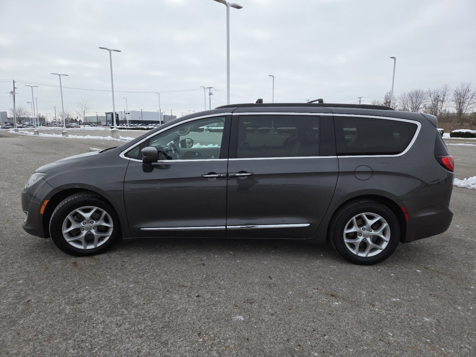 Used 2017 Chrysler Pacifica Touring-L w/ Tire & Wheel Group image 12