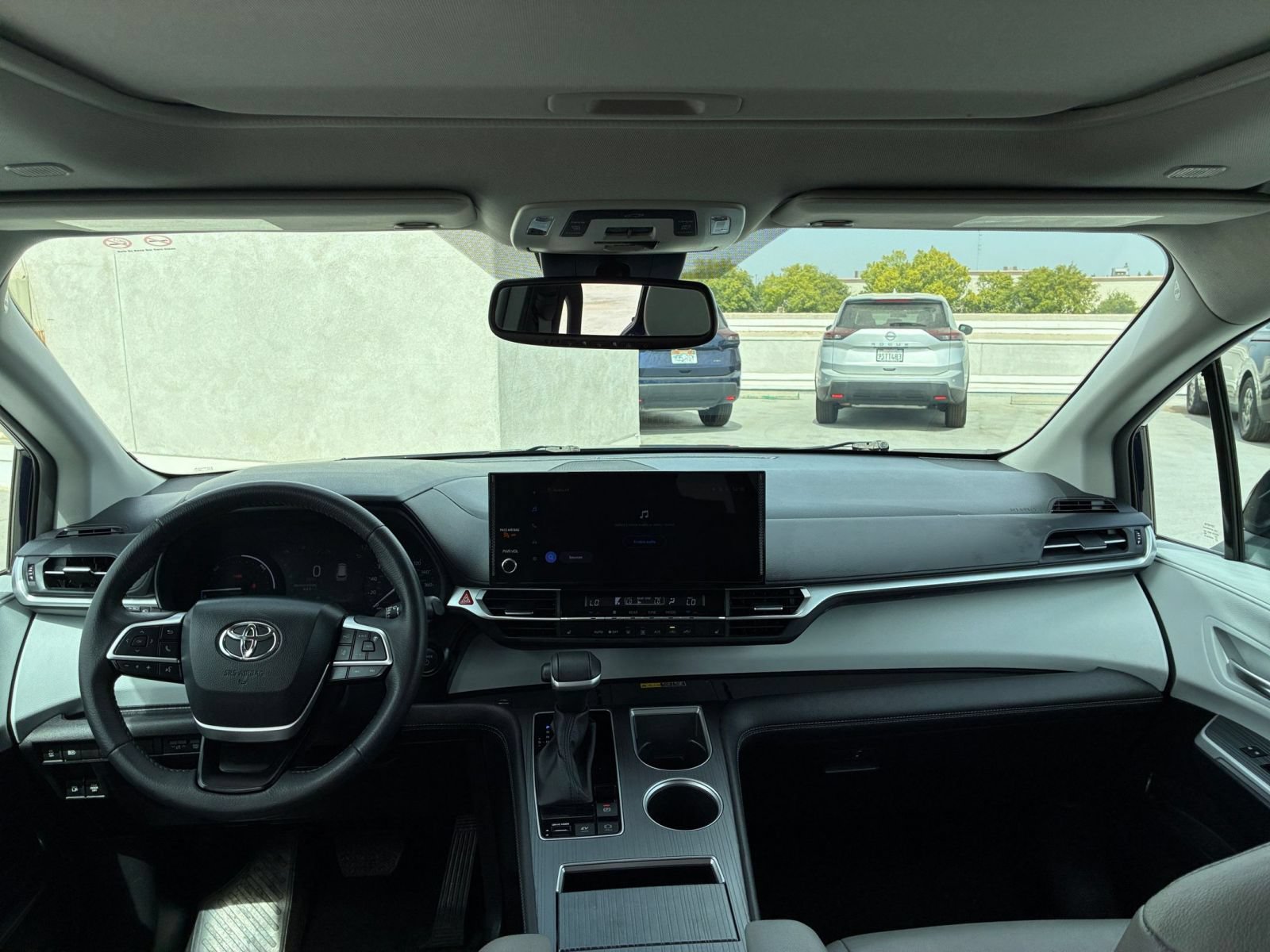 Used 2025 Toyota Sienna XLE FWD image 35