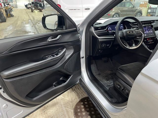 Used 2023 Jeep Grand Cherokee Altitude image 14