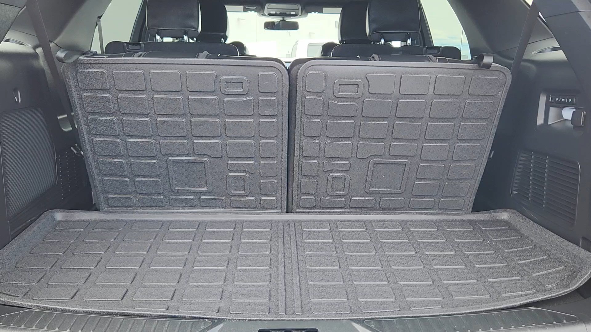 Used 2023 Ford Explorer ST w/ ST Appearance Package image 21