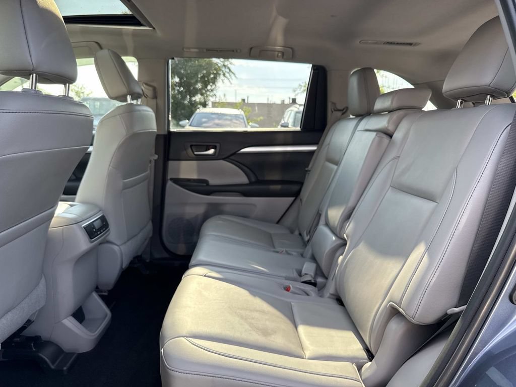 Used 2019 Toyota Highlander XLE AWD/4WD image 11