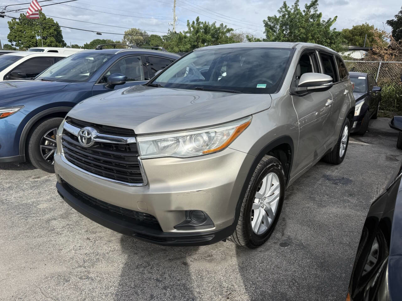 Used 2015 Toyota Highlander LE image 2
