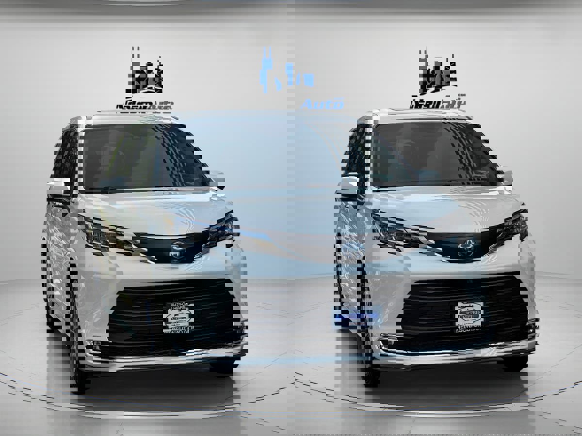 Used 2021 Toyota Sienna XLE image 2