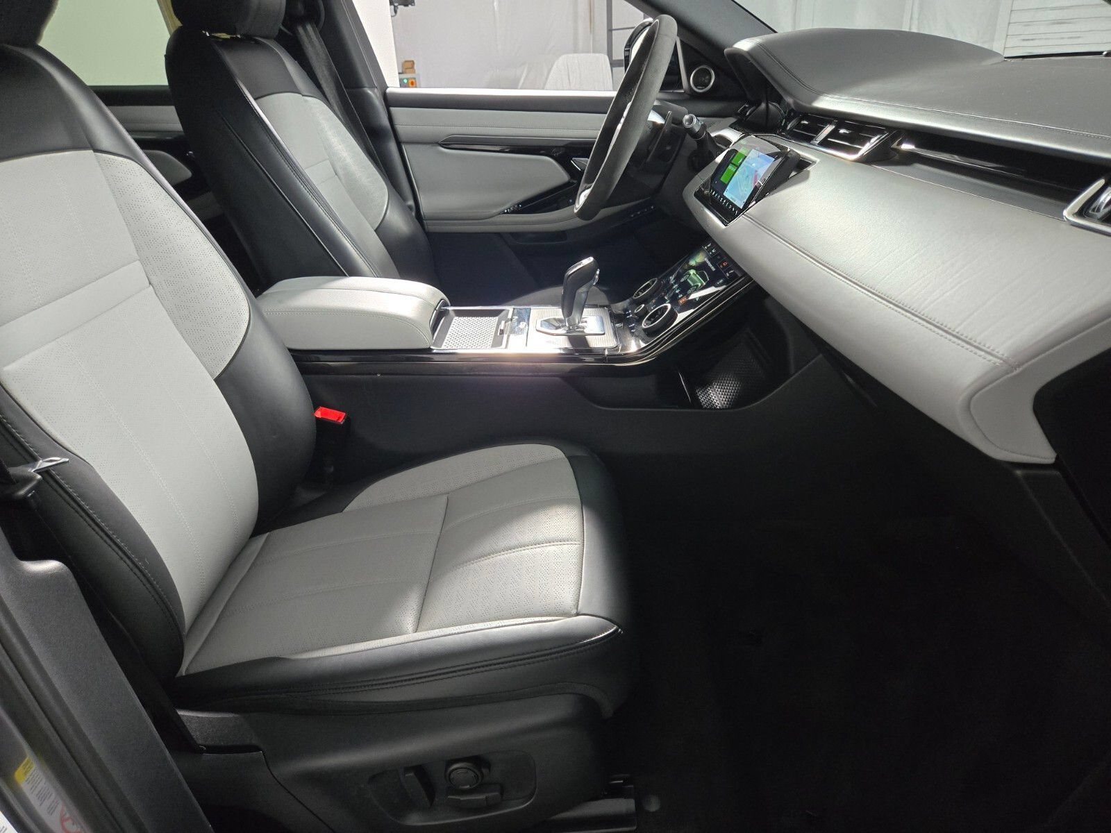 Used 2020 Land Rover Range Rover Evoque R-Dynamic SE AWD/4WD image 16