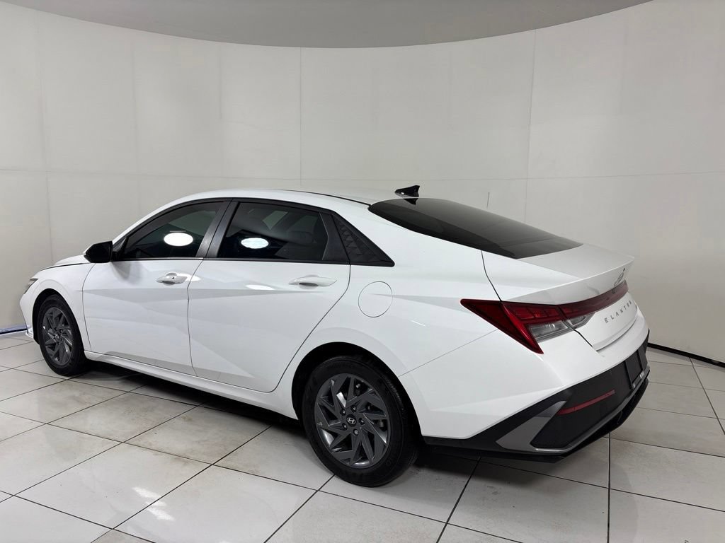 Certified 2025 Hyundai Elantra Hybrid FWD image 3