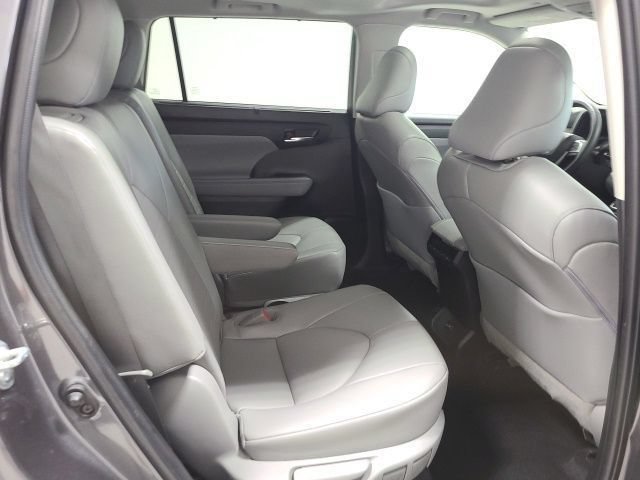 Used 2022 Toyota Highlander XLE FWD image 14
