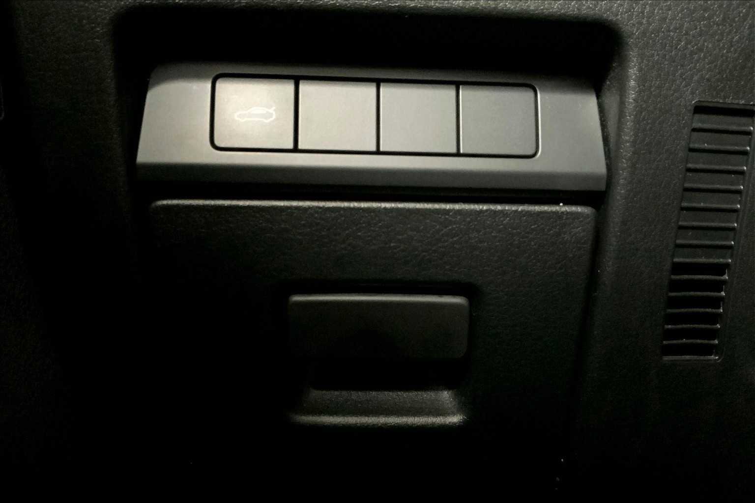 Used 2023 MAZDA MAZDA3 s image 33