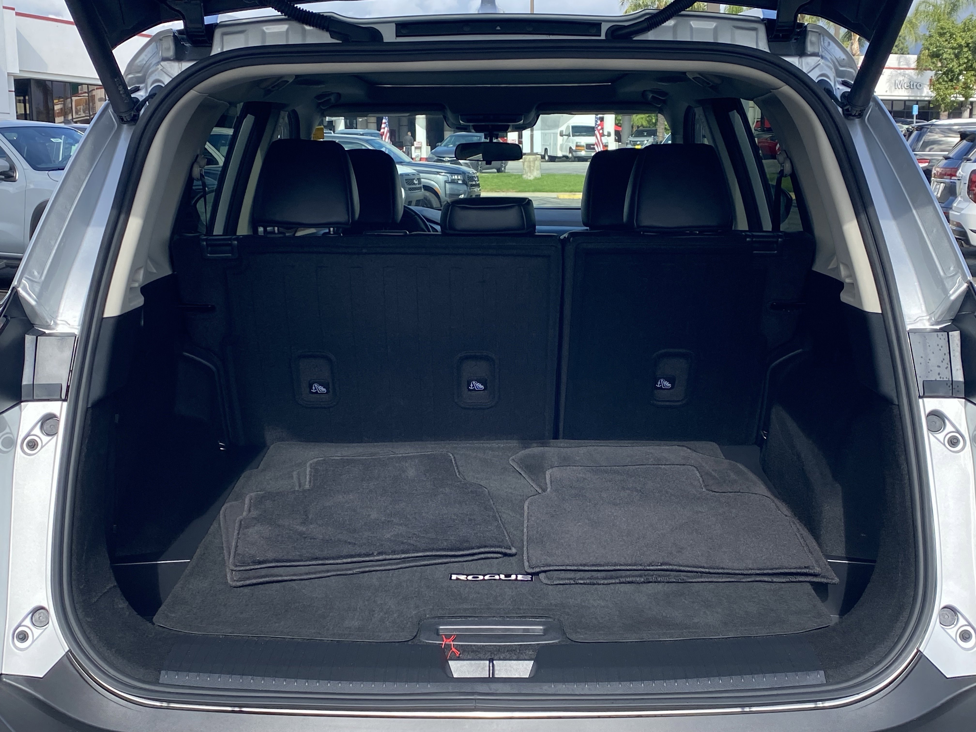 Used 2023 Nissan Rogue SV w/ SV Premium B Package image 14