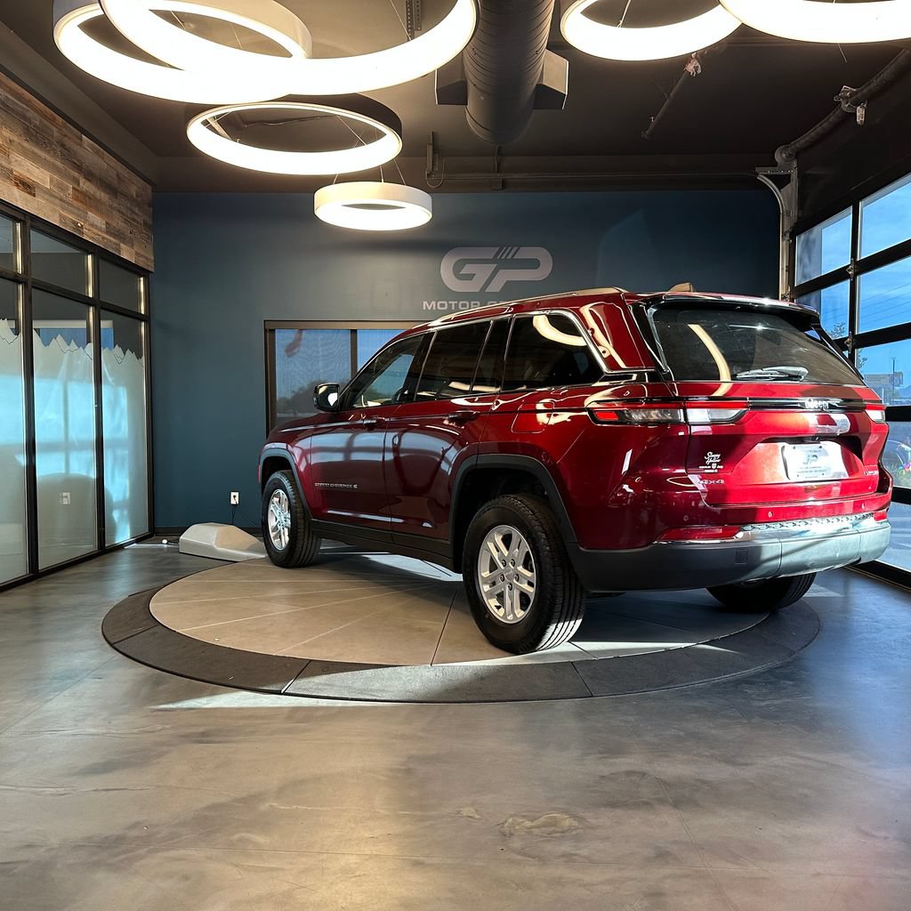 Used 2023 Jeep Grand Cherokee Laredo w/ Luxury Tech Group I AWD/4WD image 5