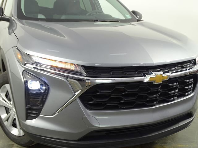 Used 2024 Chevrolet Trax LS image 43