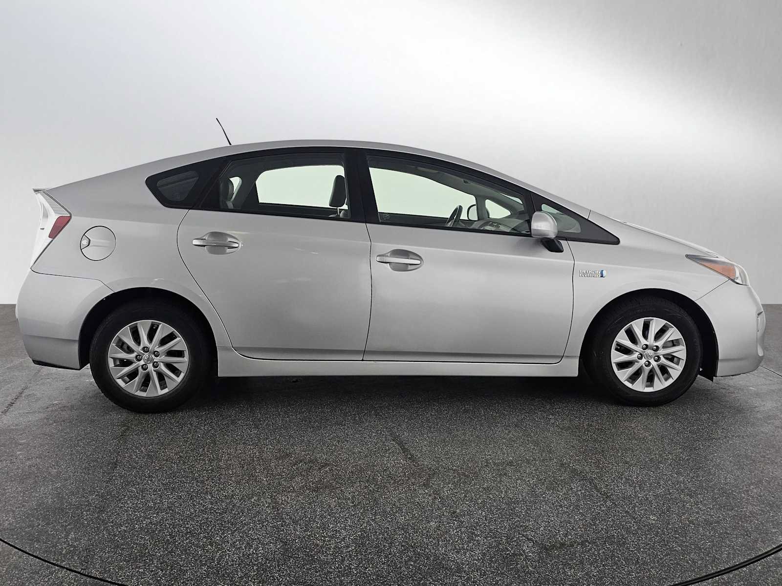 Used 2015 Toyota Prius Prime Advanced FWD image 2