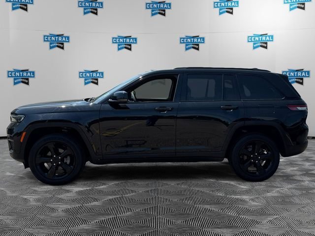Used 2023 Jeep Grand Cherokee Altitude AWD/4WD image 3