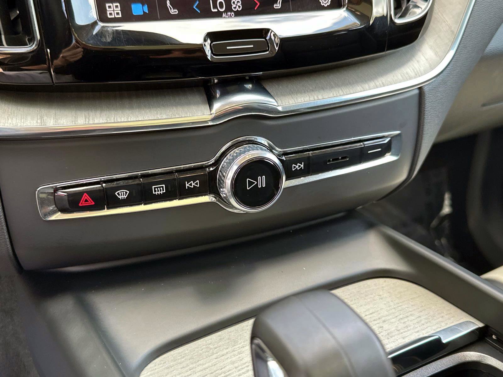 Certified 2025 Volvo XC60 B5 Plus image 23
