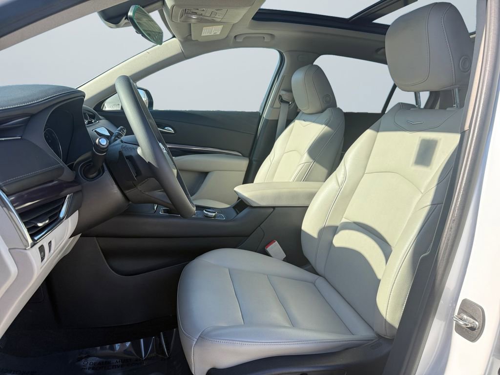 Used 2022 Cadillac XT4 Luxury w/ Cold Weather Package image 9