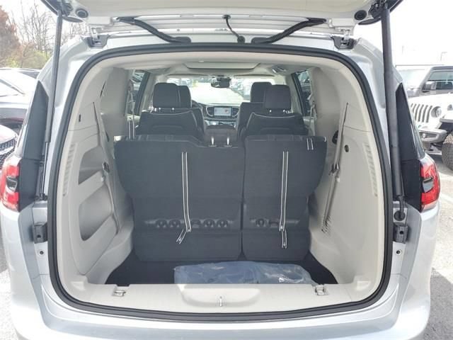 New 2023 Chrysler Pacifica Limited FWD image 7