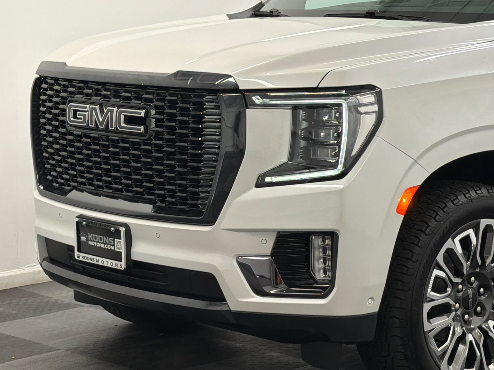Used 2023 GMC Yukon XL Denali Ultimate AWD/4WD image 2