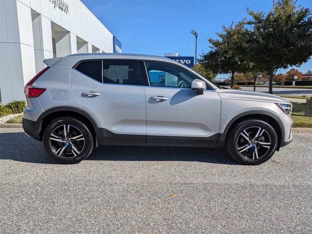 Certified 2025 Volvo XC40 B5 Core image 3