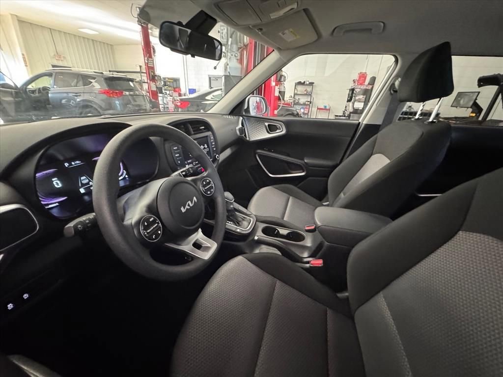 Certified 2025 Kia Soul LX w/ LX Technology Package FWD image 8