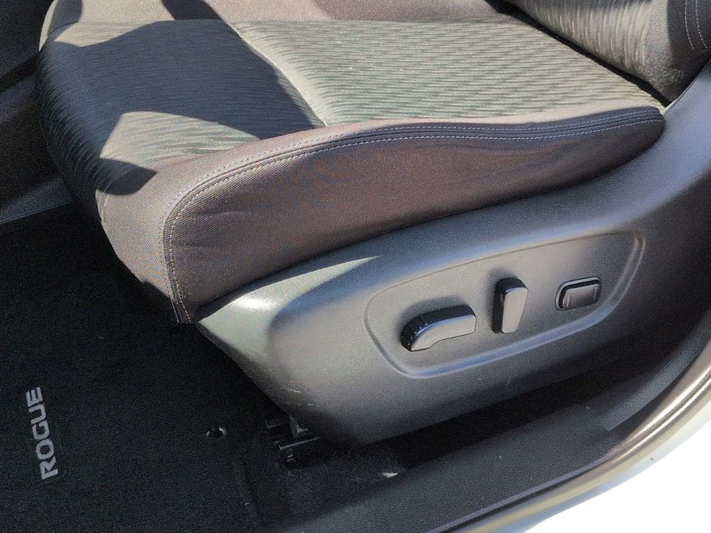 Used 2020 Nissan Rogue SV image 12