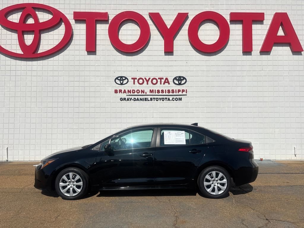 Used 2023 Toyota Corolla LE image 2