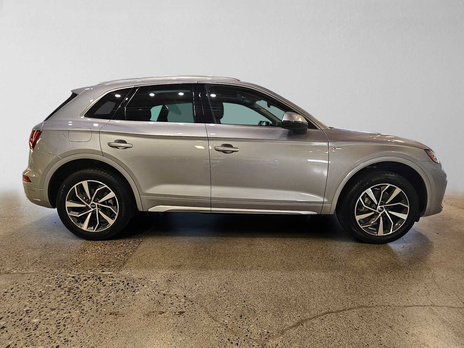Used 2023 Audi Q5 2.0T Premium Plus w/ Premium Plus Package AWD/4WD image 2