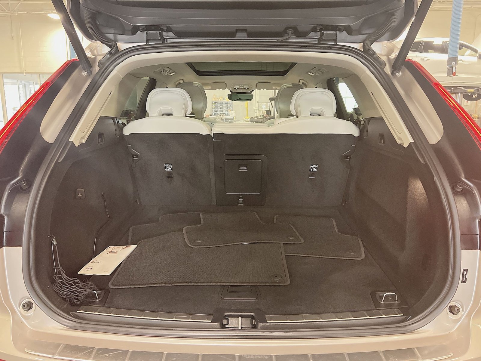 Certified 2023 Volvo XC60 B6 Ultimate w/ Protection Package Premier image 26