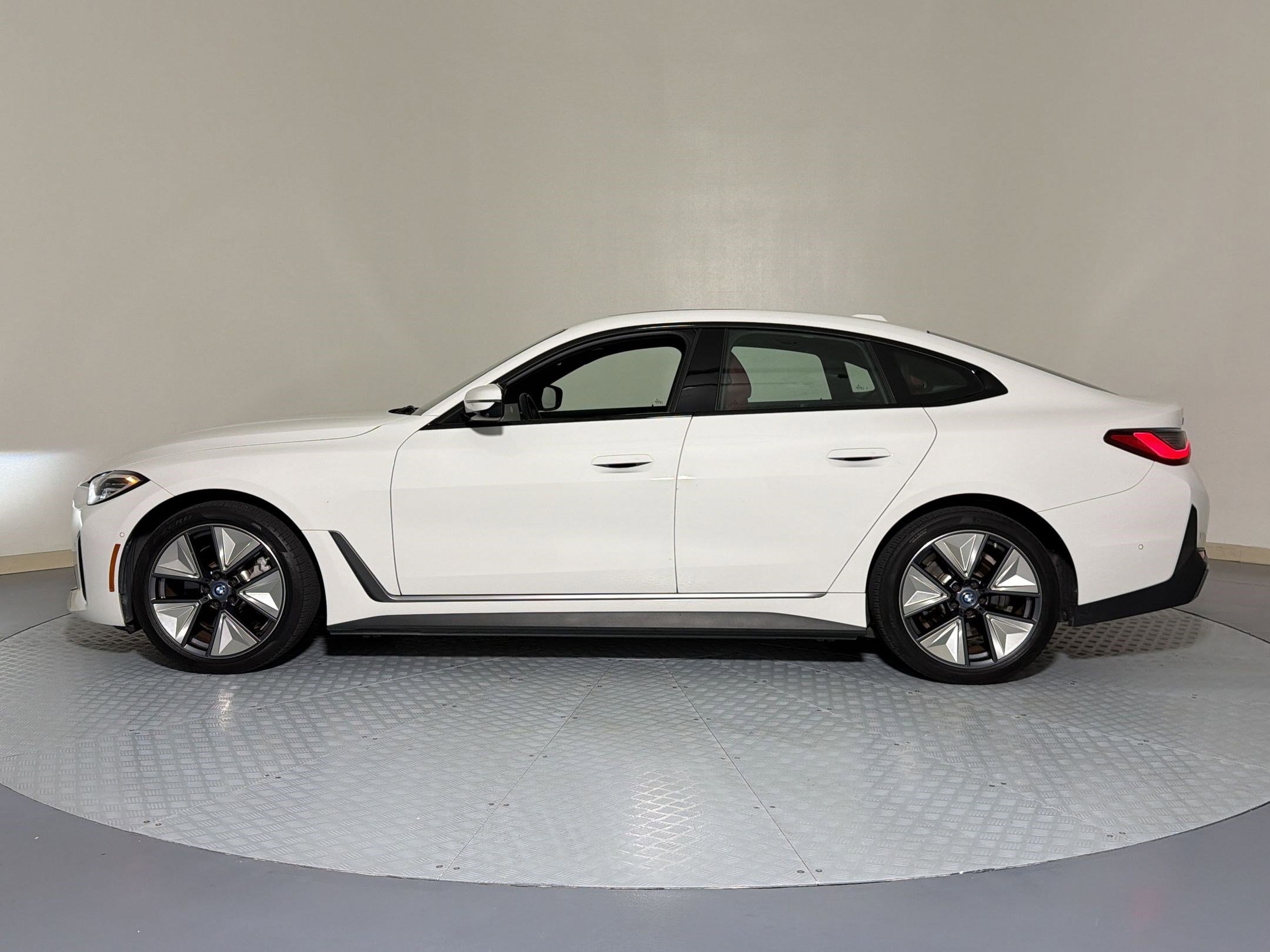 Used 2023 BMW i4 eDrive35 RWD image 2