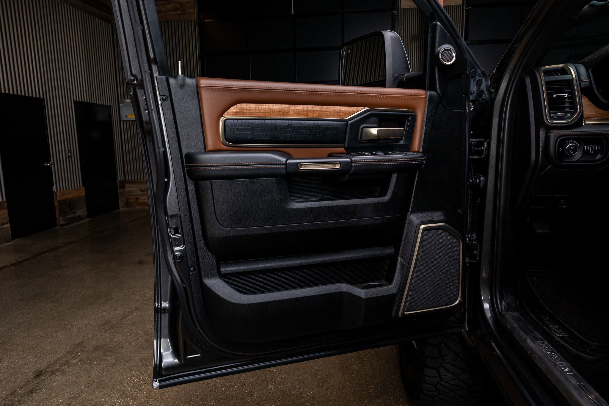 Used 2024 RAM 3500 Limited w/ Towing Technology Group image 35