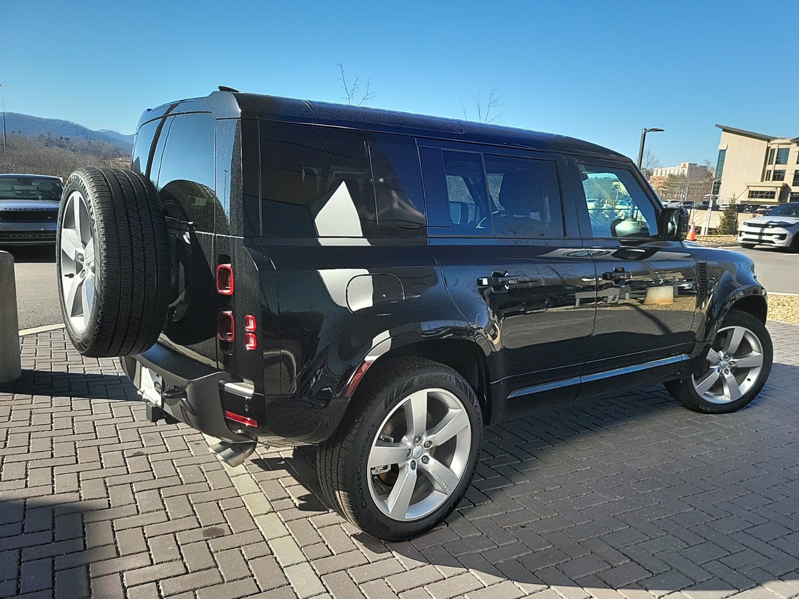 Certified 2025 Land Rover Defender 110 X-Dynamic SE AWD/4WD image 5