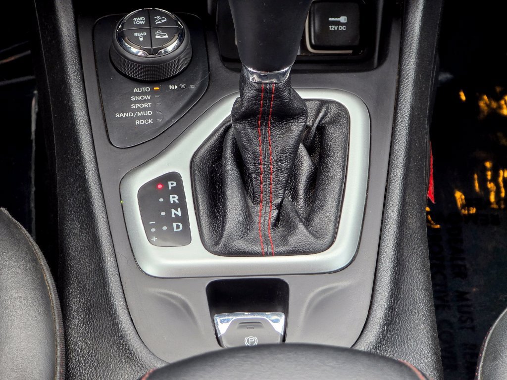 Used 2016 Jeep Cherokee Trailhawk w/ Cold Weather Group AWD/4WD image 35
