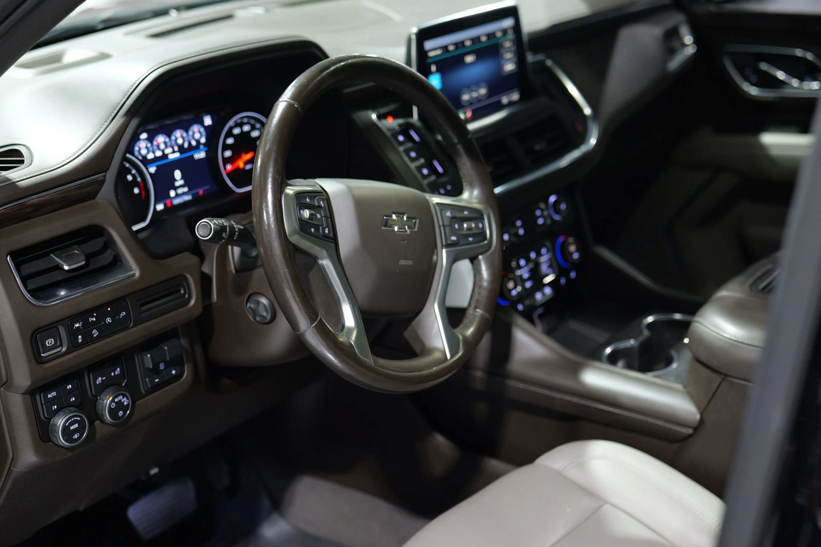 Used 2021 Chevrolet Tahoe Z71 w/ Z71 Off-Road Package AWD/4WD image 13