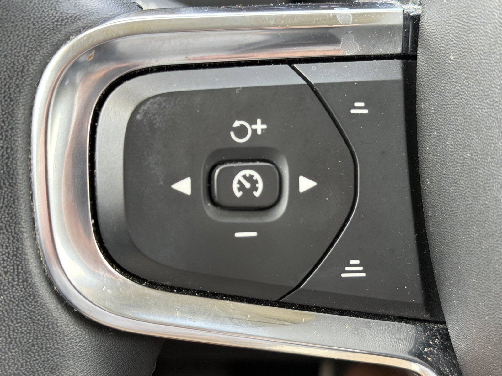 Used 2023 Volvo XC40 B4 Core w/ Convenience Package FWD image 29