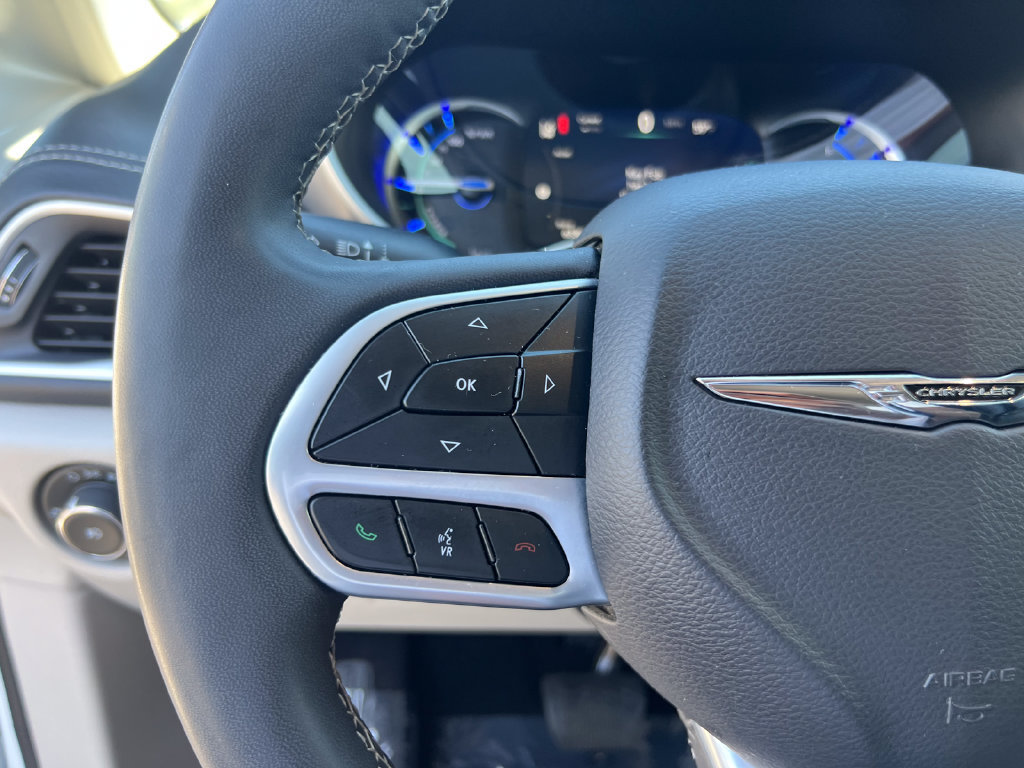 Used 2024 Chrysler Pacifica Limited FWD image 16