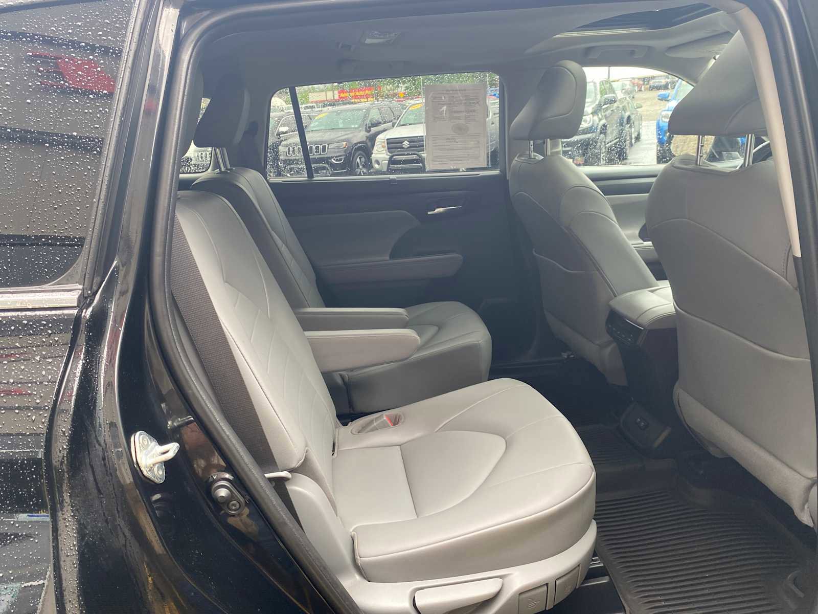 Used 2020 Toyota Highlander XLE AWD/4WD image 30