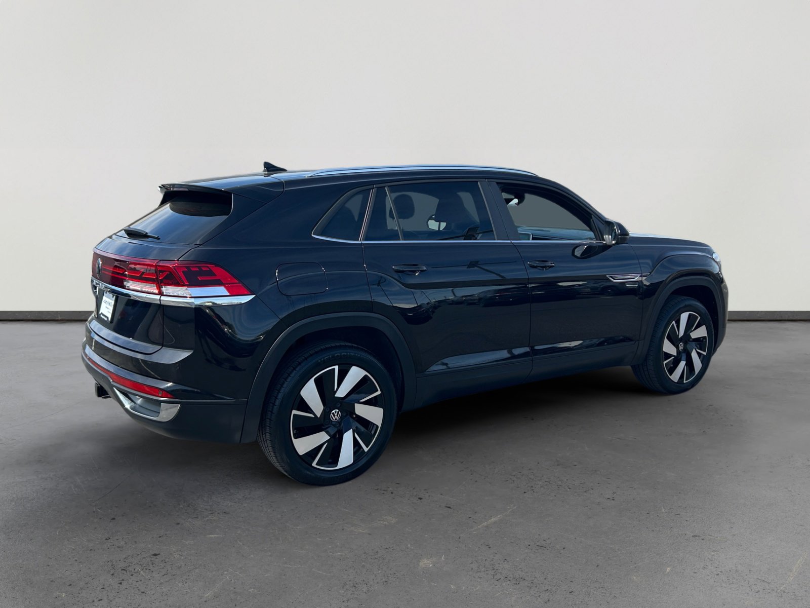 Used 2024 Volkswagen Atlas Cross Sport SE w/ Panoramic Sunroof Package FWD image 5