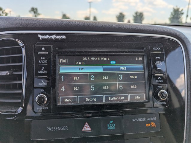 Used 2016 Mitsubishi Outlander SE image 17