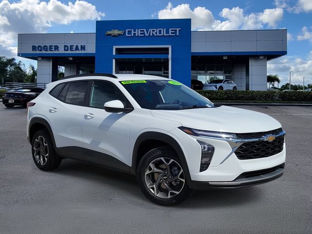 Used 2025 Chevrolet Trax LT FWD image 1