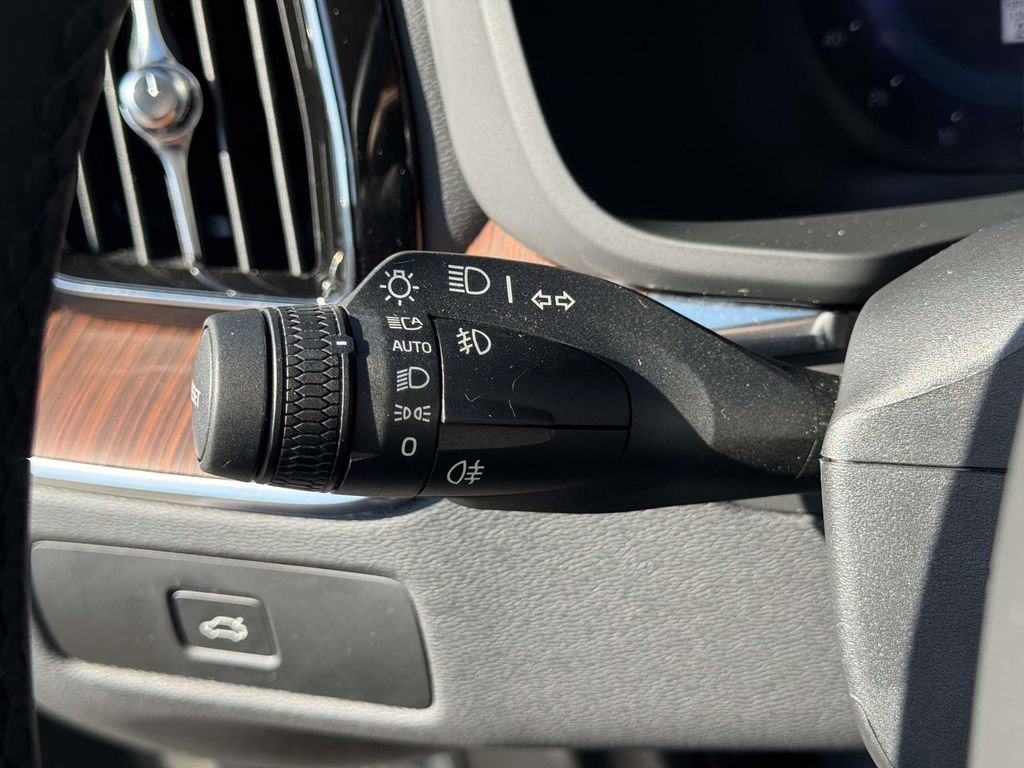 Certified 2023 Volvo XC60 B5 Plus w/ Climate Package image 21