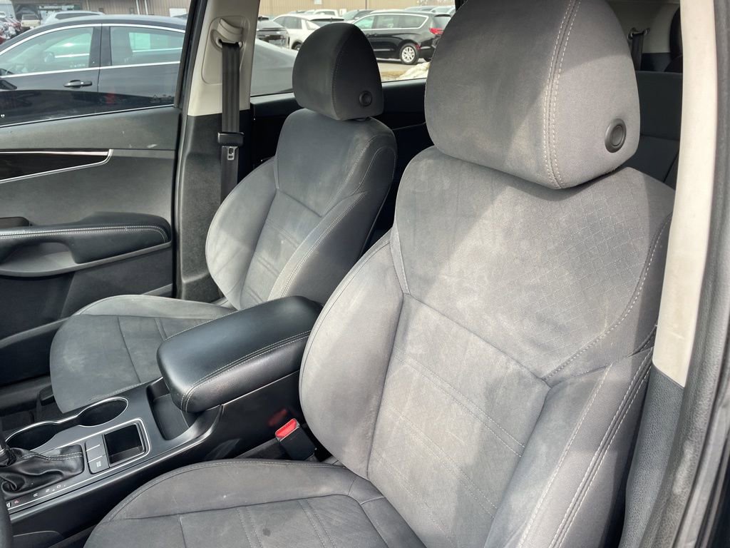 Used 2019 Kia Sorento LX image 11