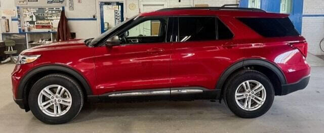 Certified 2022 Ford Explorer XLT w/ Equipment Group 202A image 2