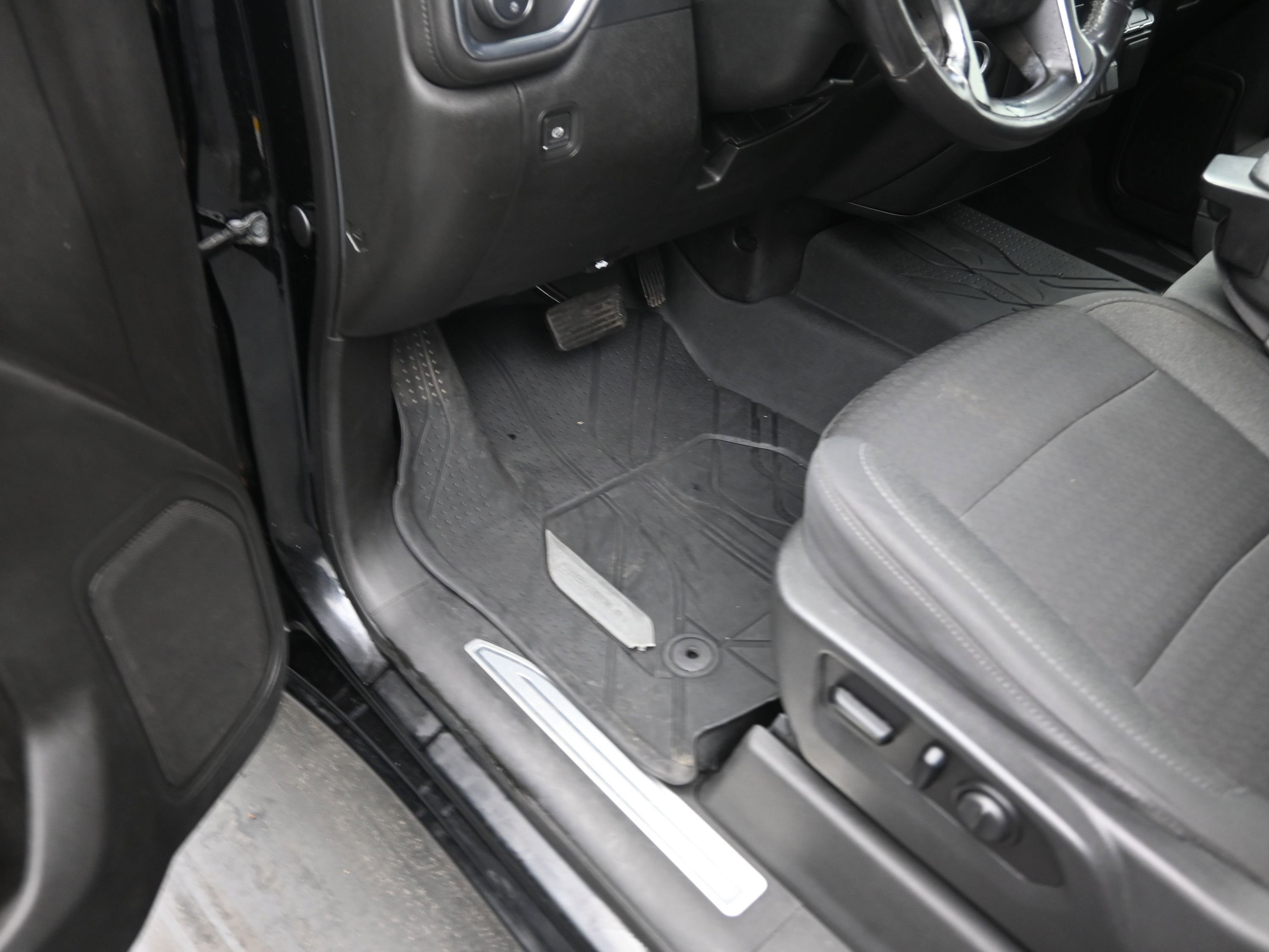 Used 2020 Chevrolet Silverado 1500 LT w/ Texas Edition image 17