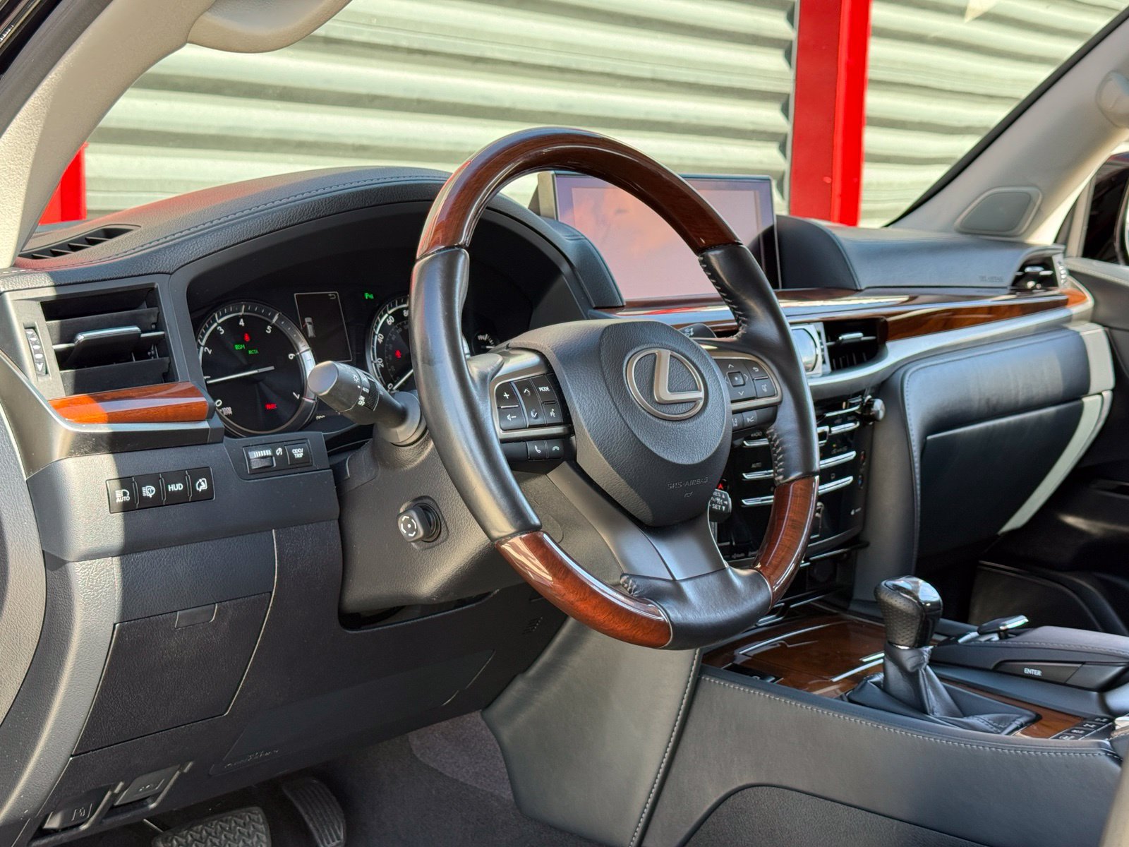 Used 2019 Lexus LX 570 4WD w/ Luxury Package image 21